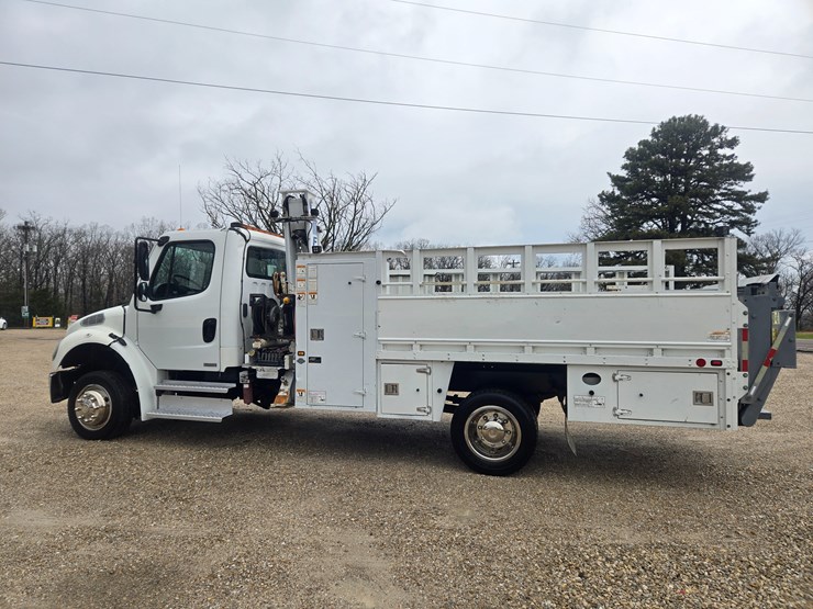2010-freightliner-m2-106-image-10