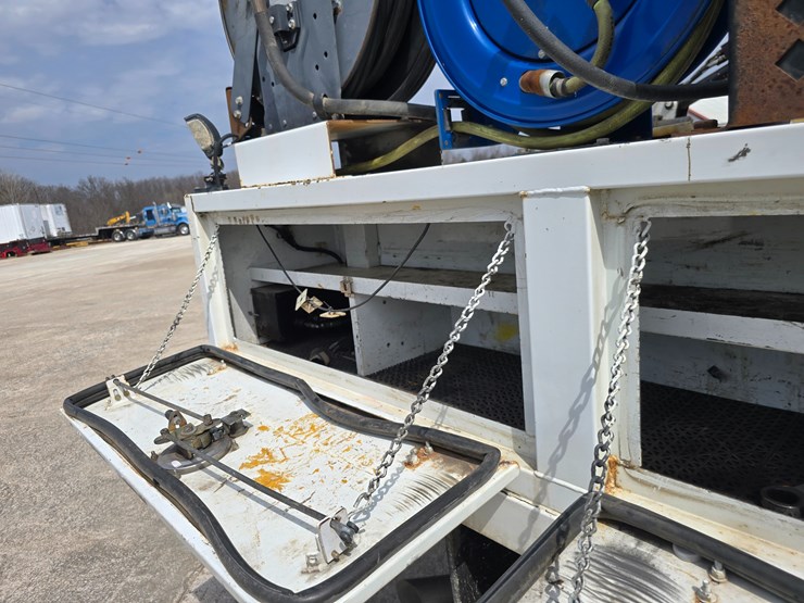 2013-ford-f550-image-47