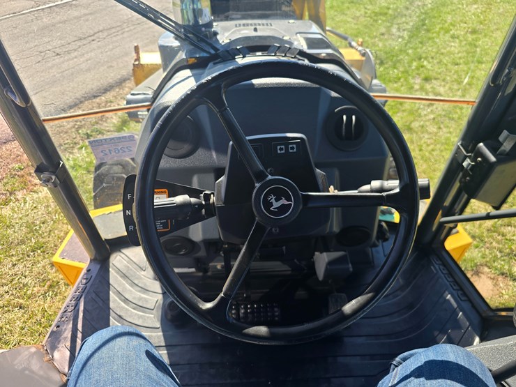 2015-deere-410l-image-77