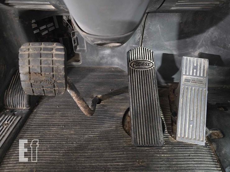 2009-peterbilt-367-image-13