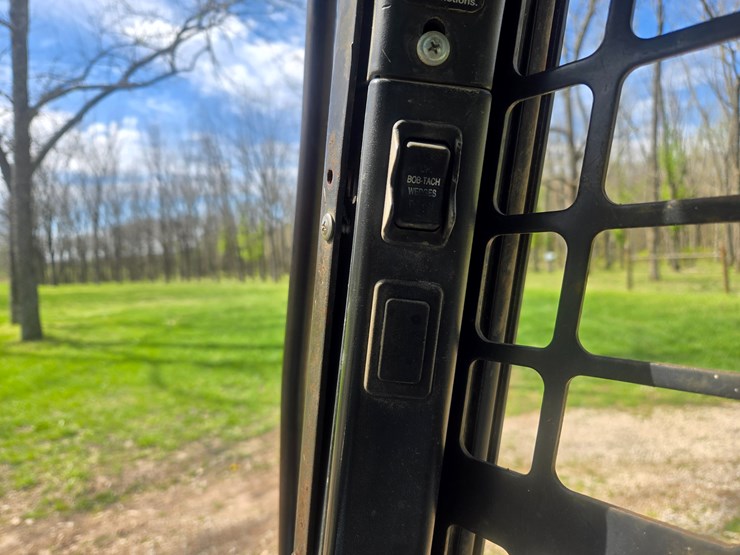 2010-bobcat-t650-image-35