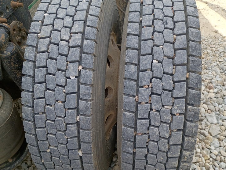 2009-freightliner-cascadia-125-image-112