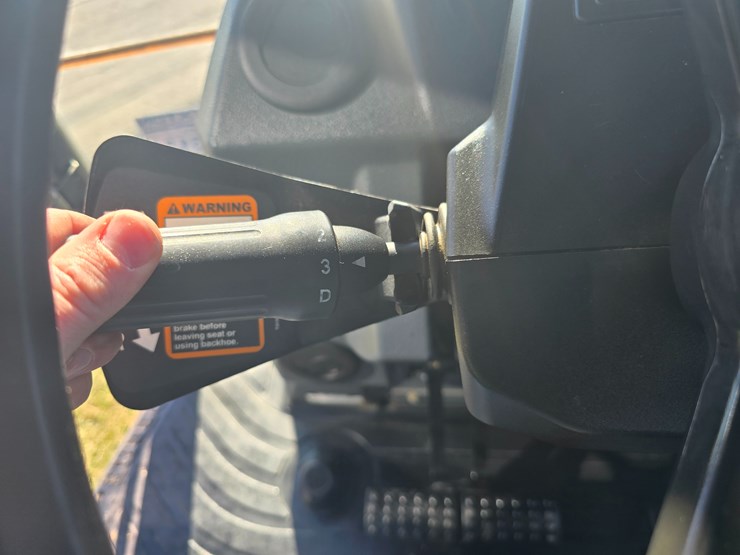 2015-deere-410l-image-79