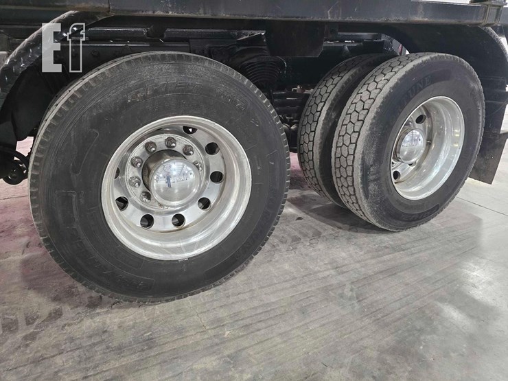 2016-peterbilt-579-image-28