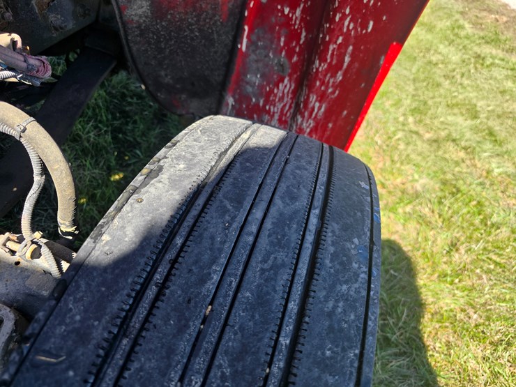 2005-freightliner-m2-106-image-23