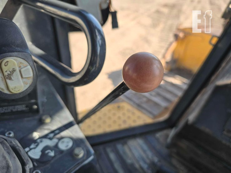 2006-deere-750j-image-21