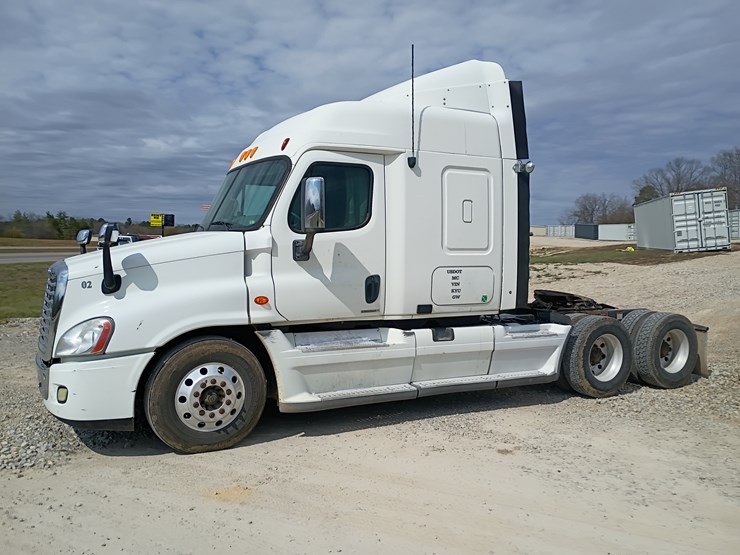 2009-freightliner-cascadia-125-image-2