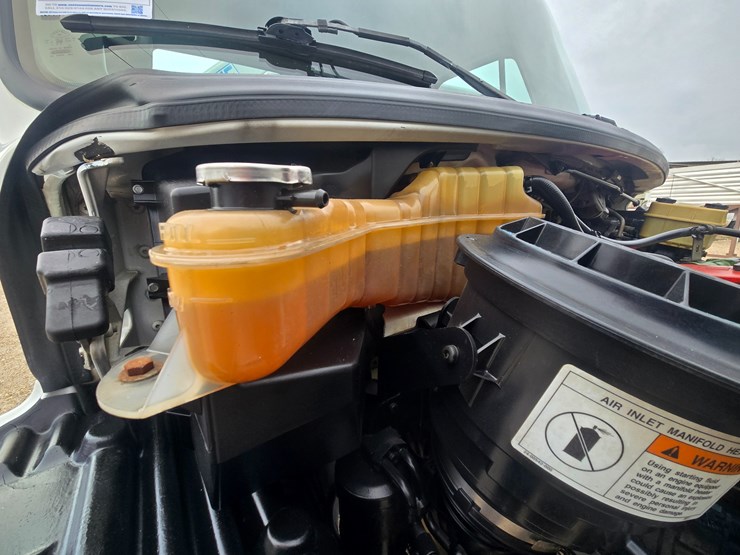 2010-freightliner-m2-106-image-46