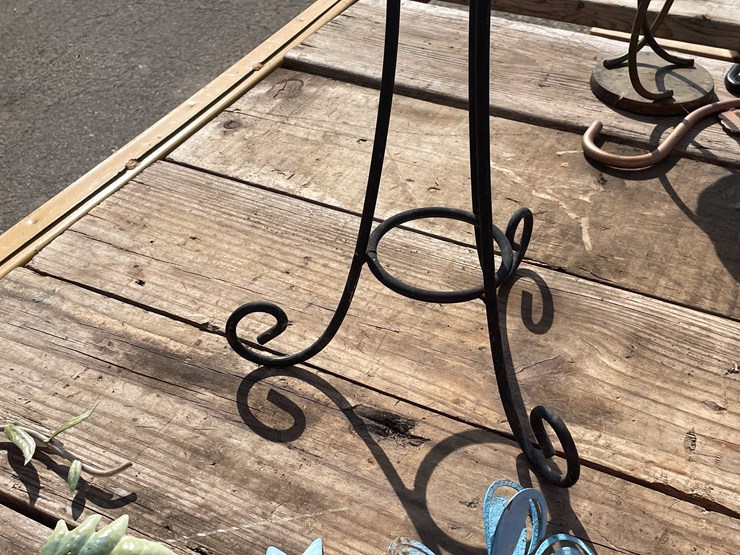 #7026-•-(8)-pieces-yard-art-decorations-(o4)-image-14