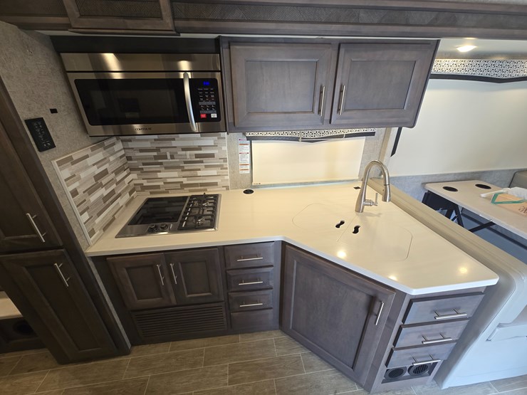 2020-ford-f550-image-39