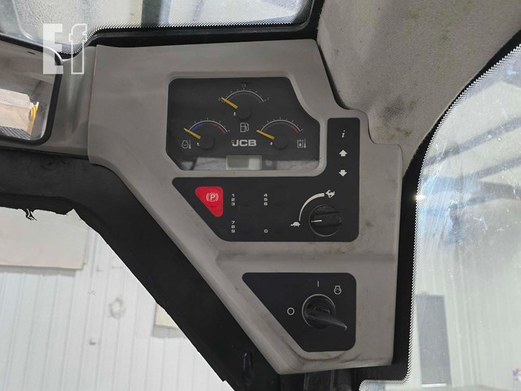 2022-jcb-3ts-8t-image-18