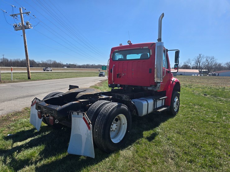 2005-freightliner-m2-106-image-11