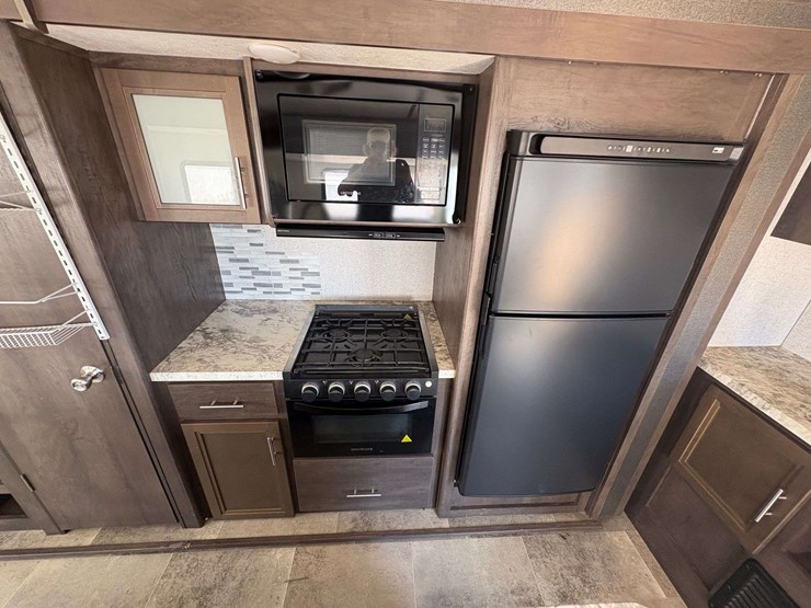 2020-coleman-dutchman-travel-trailer-image-10