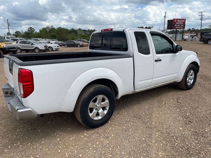 2011-nissan-frontier-sv-image-3