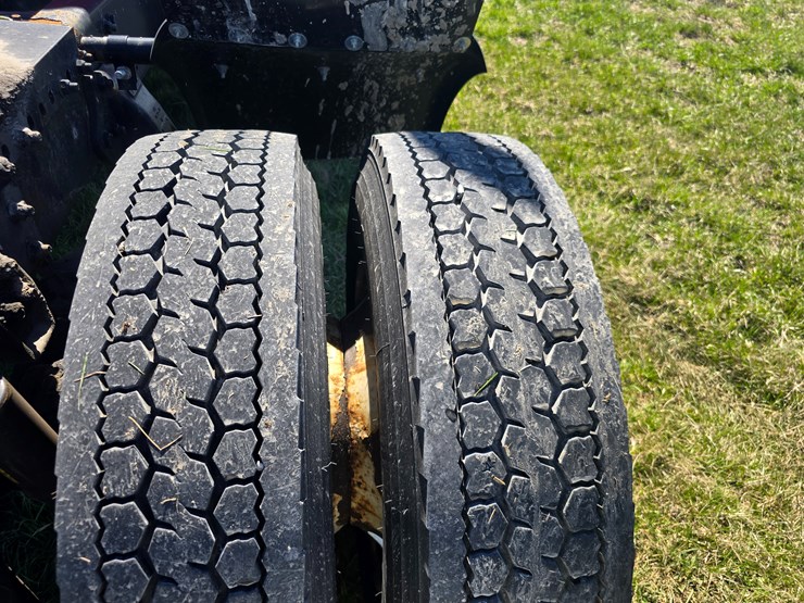 2005-freightliner-m2-106-image-56