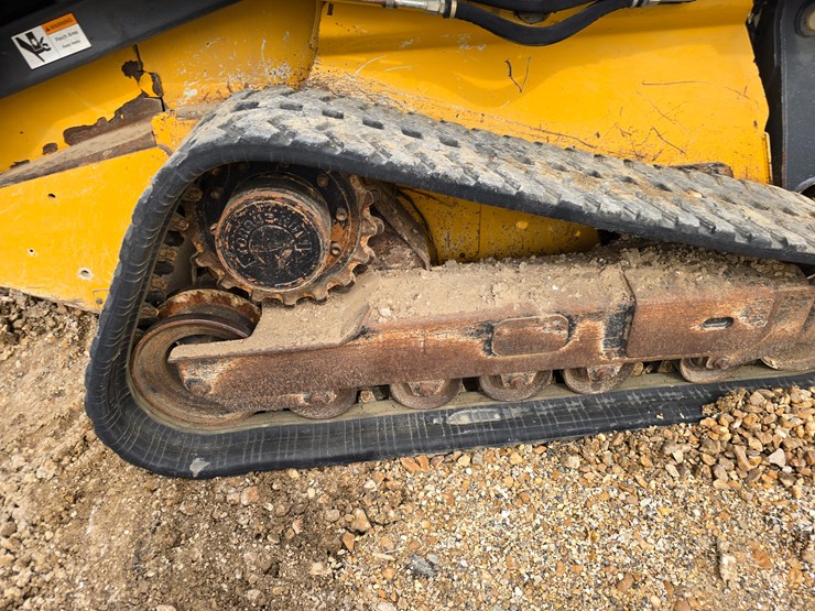 2013-deere-329d-image-24