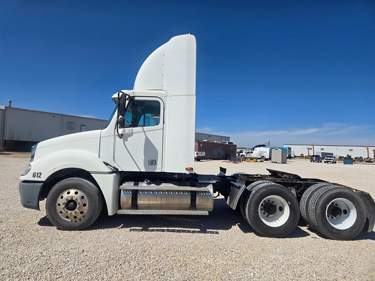 2006-freightliner-columbia-120-image-6