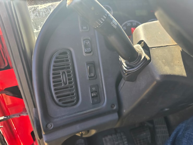 2005-freightliner-m2-106-image-47