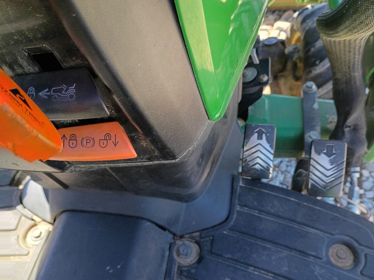 2013-john-deere-1025r-image-31