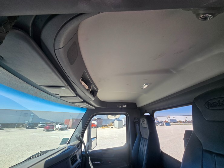 2016-peterbilt-579-image-51