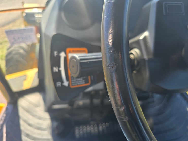 2015-deere-410l-image-78