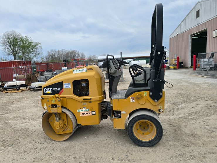 2018-caterpillar-cc24b-image-4