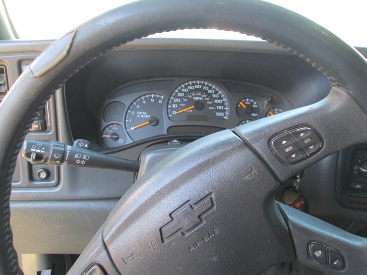 2004-chevrolet-2500hd-image-36