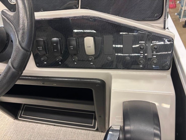 2025-g3-suncatcher-select-18c-pontoon-image-24