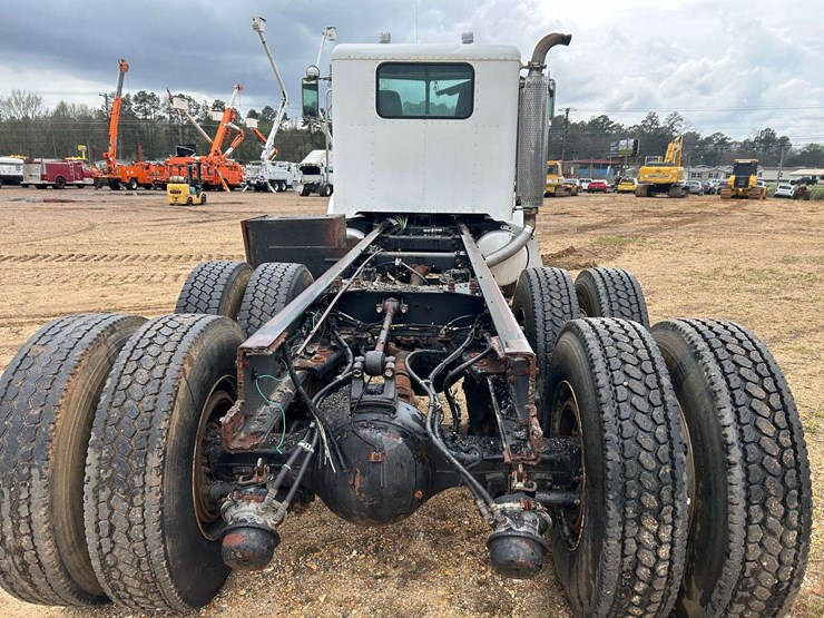 2001-peterbilt-330-image-9