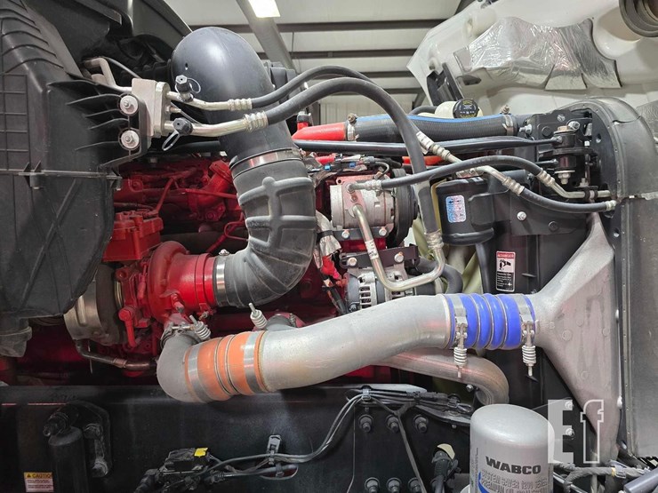 2020-freightliner-cascadia-126-image-20