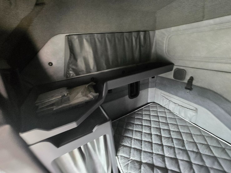 #22593-•-2016-mack-cxu613-pinnacle-sleeper-truck-image-55