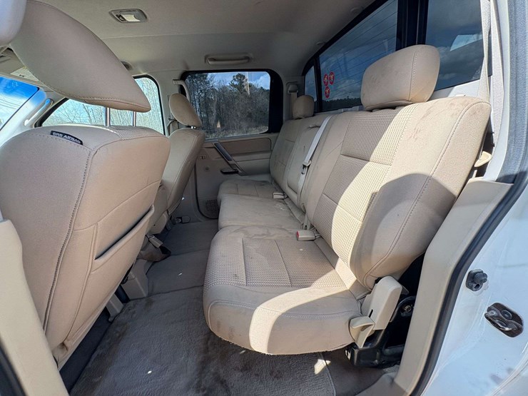 2010-nissan-titan-se-image-18