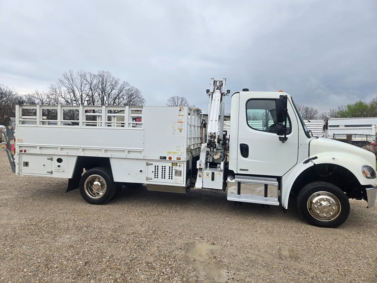 2010-freightliner-m2-106-image-24