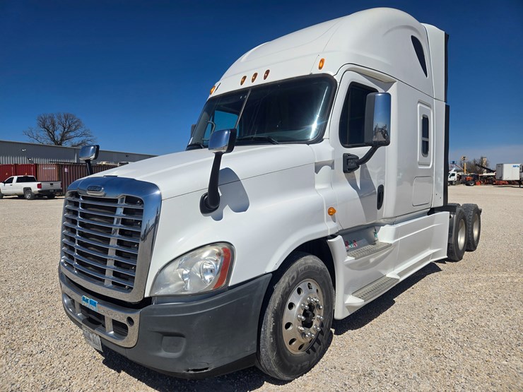2014-freightliner-cascadia-125-image-2