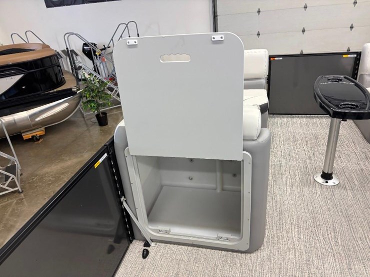 2025-g3-suncatcher-select-20rc-pontoon-image-21