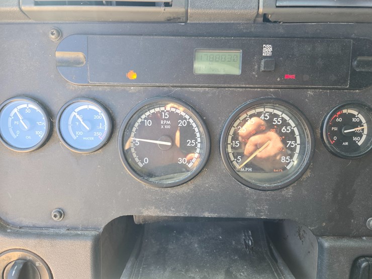 2014-freightliner-cascadia-125-image-66