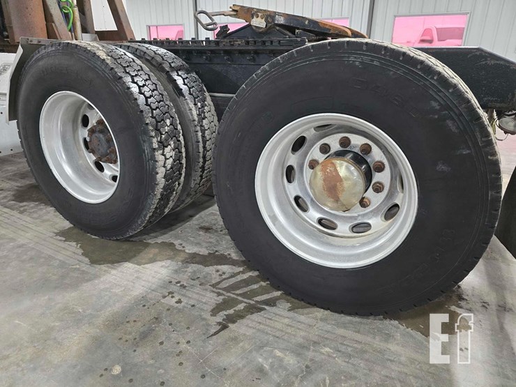 2008-peterbilt-388-image-23