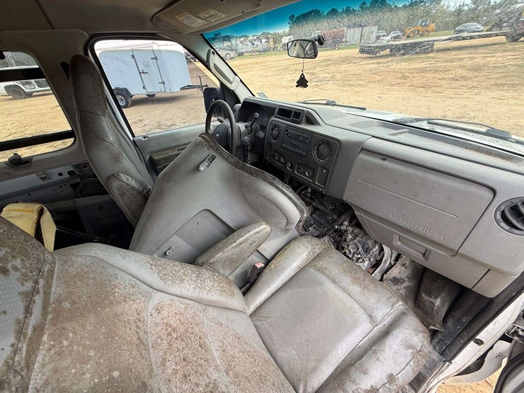 2013-ford-e350-image-19