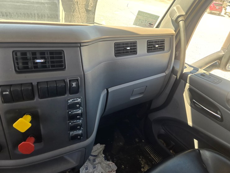 2016-peterbilt-579-image-54