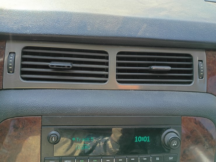 2010-chevrolet-tahoe-image-40