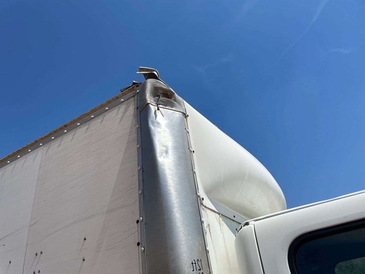 2016-freightliner-m2-106-image-19