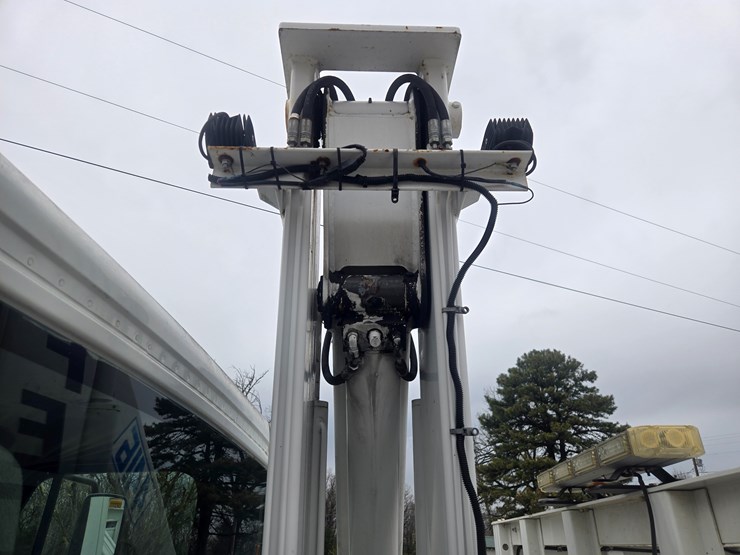 2010-freightliner-m2-106-image-75