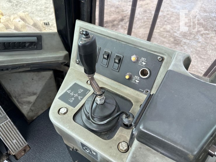 2015-caterpillar-815f-2-image-22