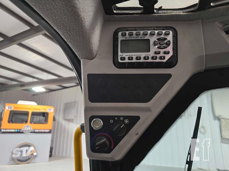 2021-jcb-3ts-8t-image-17