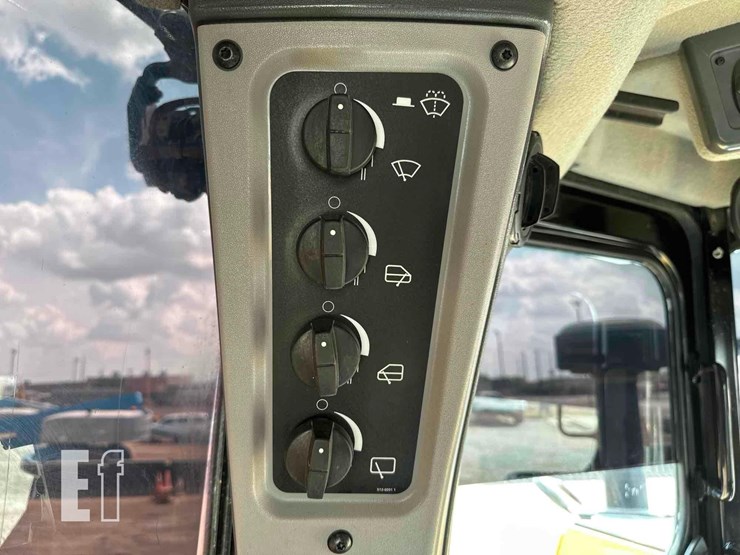 2020-caterpillar-d6-xe-lgp-image-24