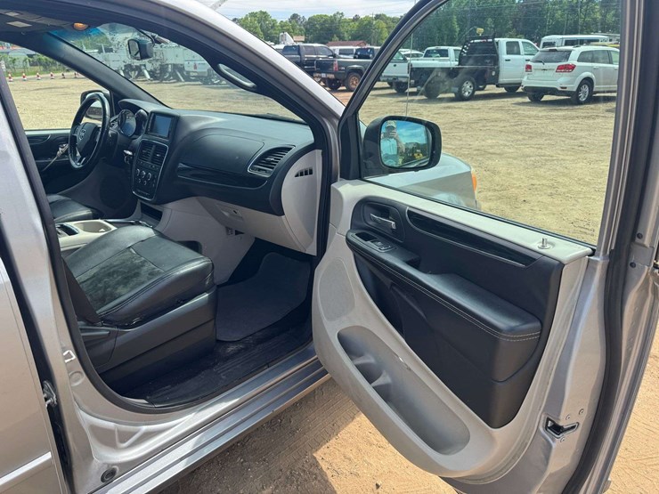 2017-dodge-grand-caravan-sxt-image-15