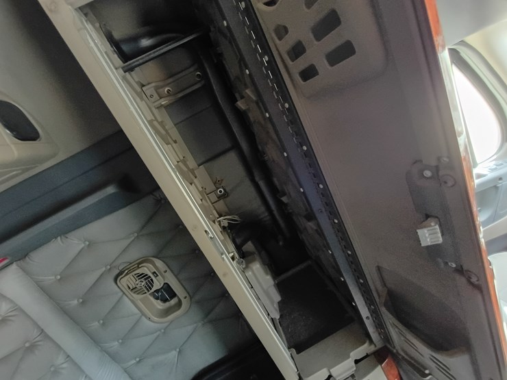 2009-freightliner-cascadia-125-image-76