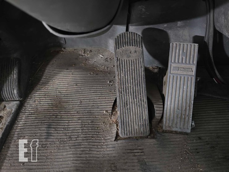 2017-peterbilt-367-image-11