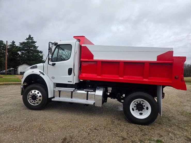 2012-freightliner-m2-106-image-8