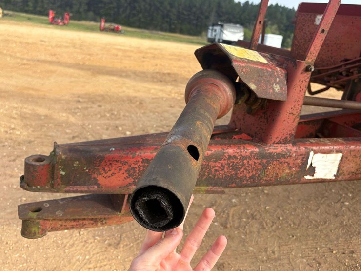 new-holland-1033-image-8